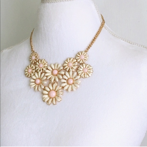 Boutique Jewelry - daisy statement bib necklace